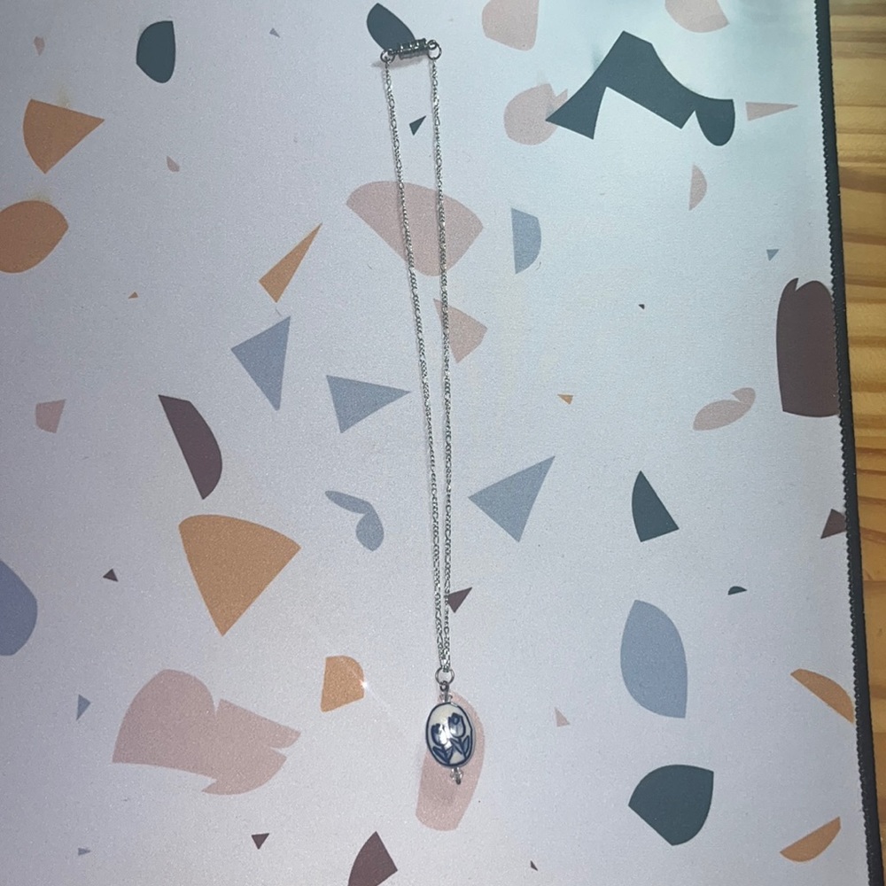 GORGEOUS NEW vintage looking necklace with magnetic closing clasp!!!! Amazing!!